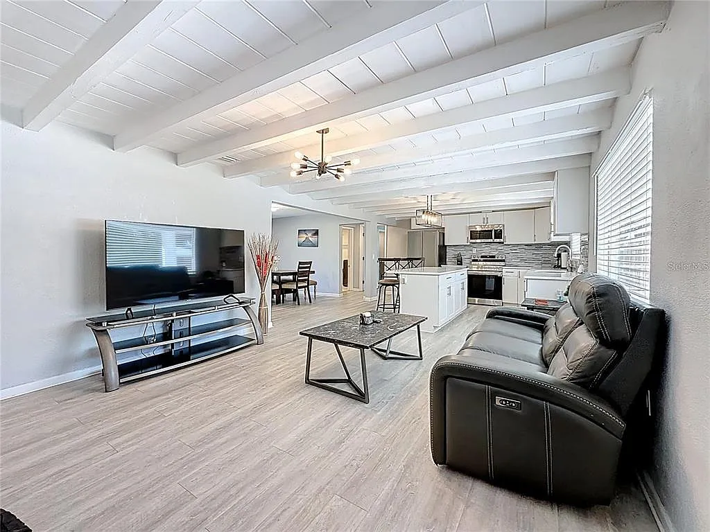 3 bed, 3.0 bath, 1560 sqft, $2,995 — Photo 4