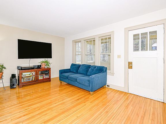 5th image of 1430 N 9th Ave E