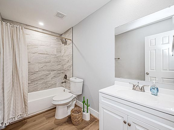 The Globetrotter's Private Ensuite Bathroom