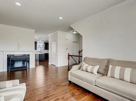 4th image of 1736 Persimmon St