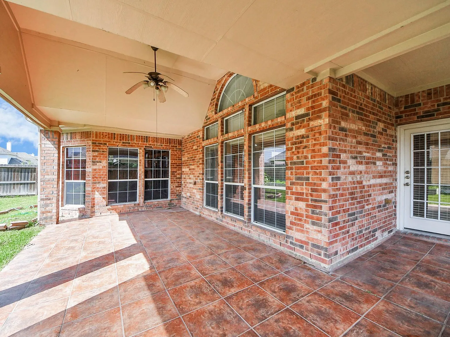 5 bed, 4.0 bath, 4356 sqft, $4,200 — Photo 3