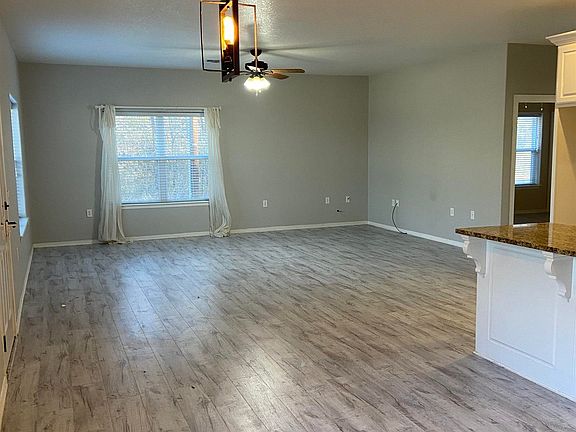 3rd image of 276 Creekview Ln