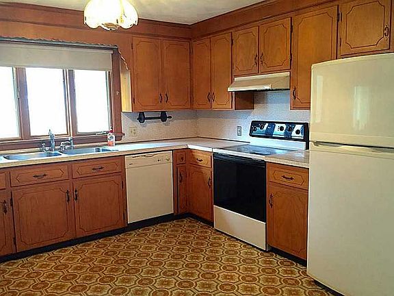 3rd image of 17 Roosevelt Dr