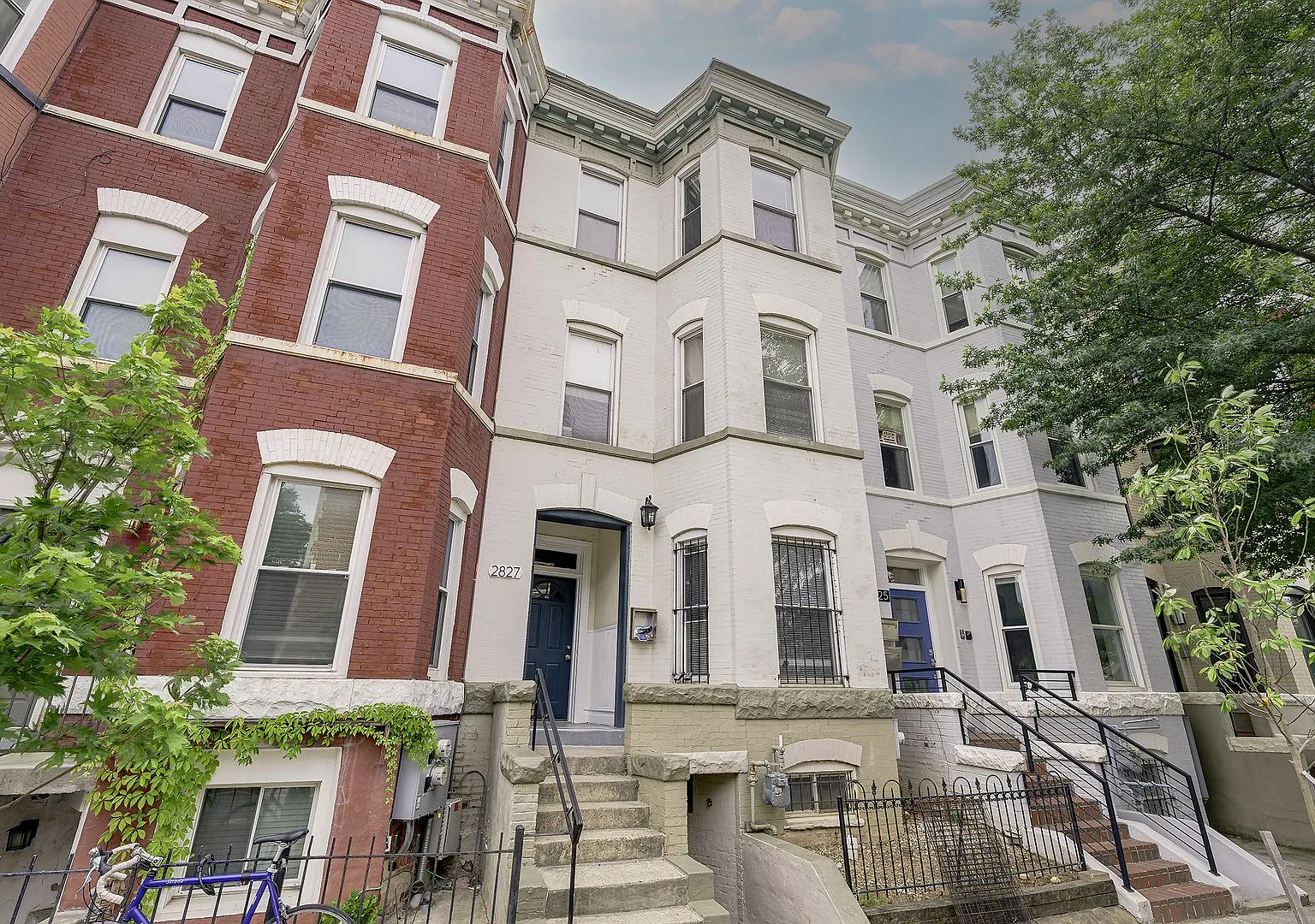 Large 6 BR 4.5 Bath Townhome in Columbia Heights — Photo 2