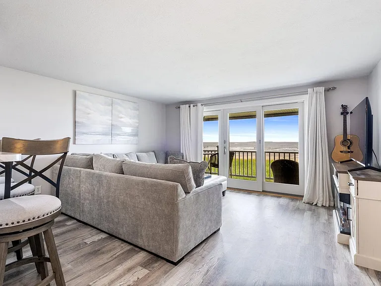 105 E Grand Ave #7 — Photo 7