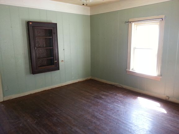 4th image of 219 Ash St