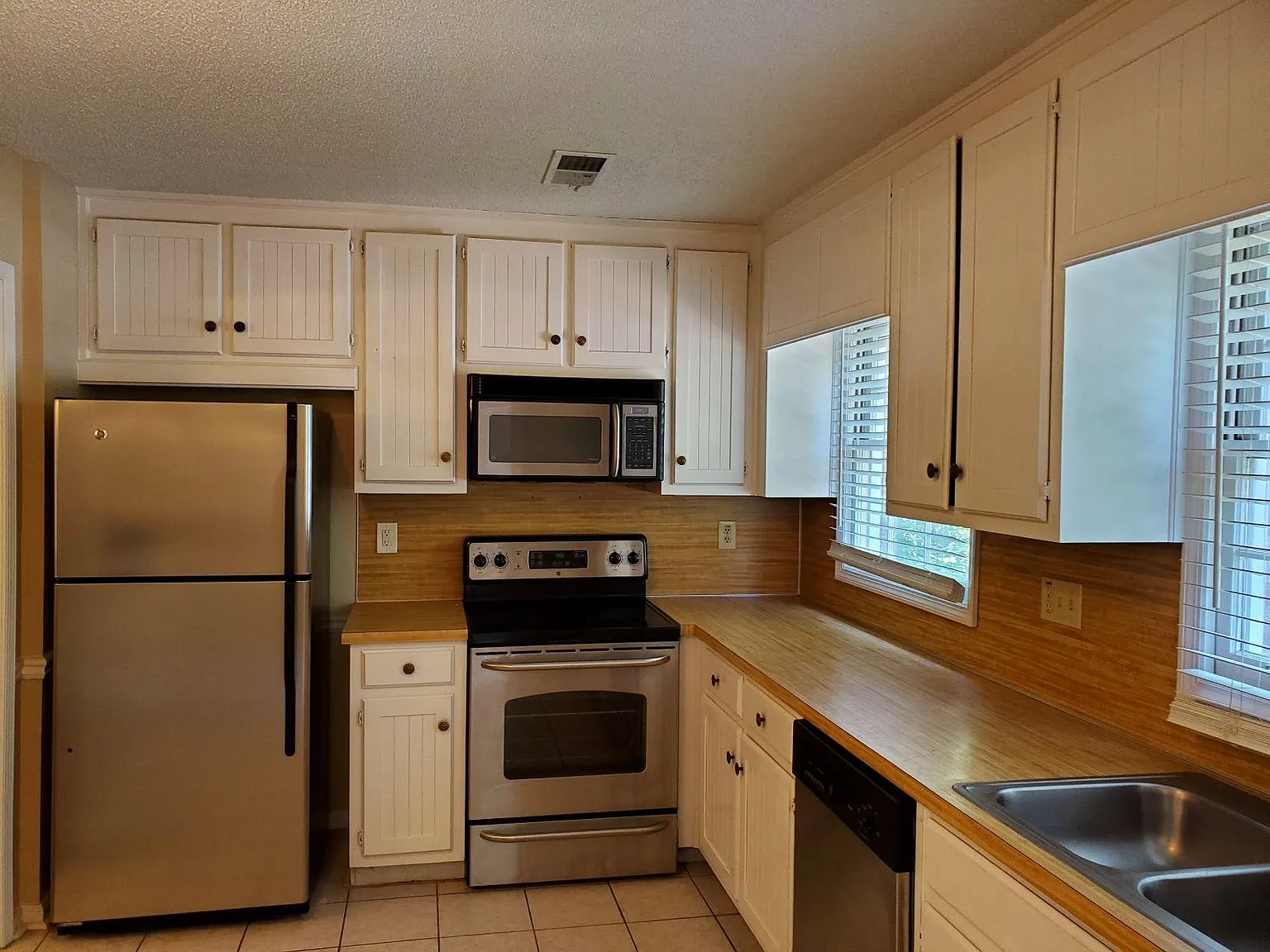 1704 Twin Brooks Dr — Photo 4