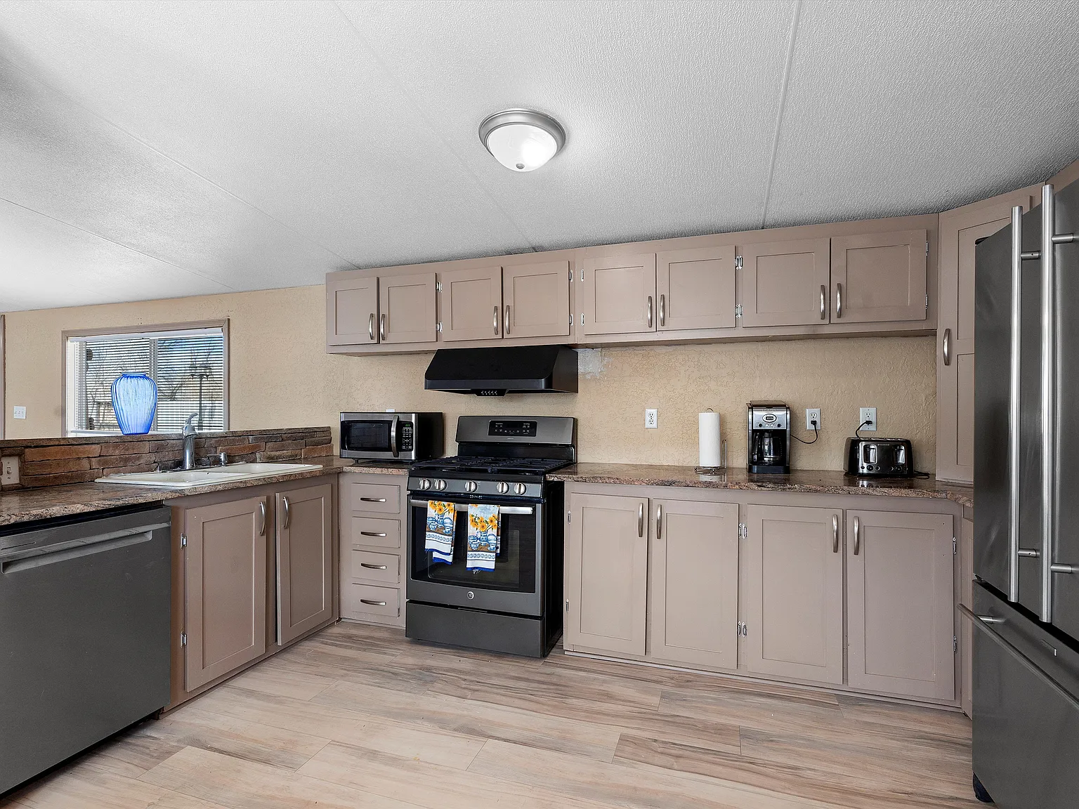 3 bed, 1200 sqft, $2,150 — Photo 4