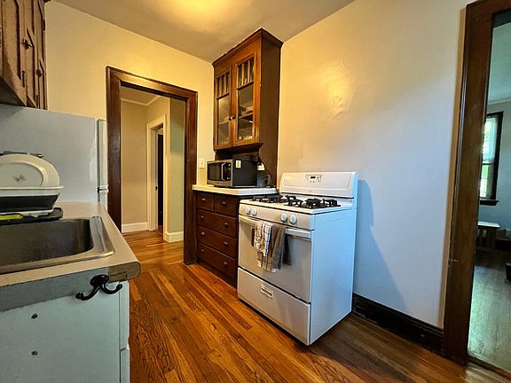 4th image of 119 College Ave S #4