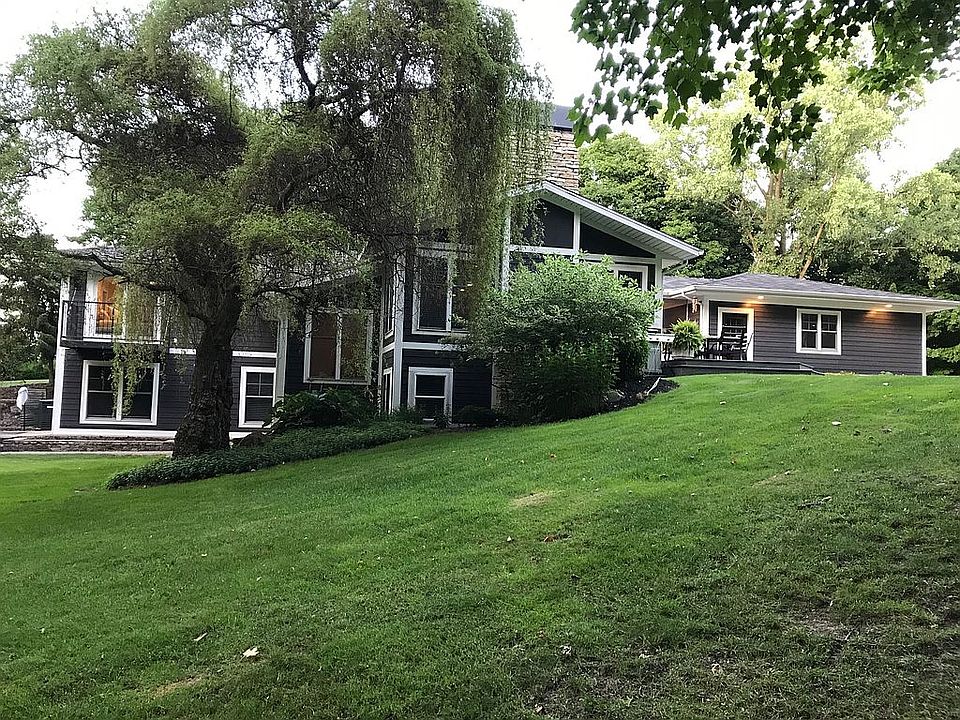 2nd image of 925 Grand River Dr NE