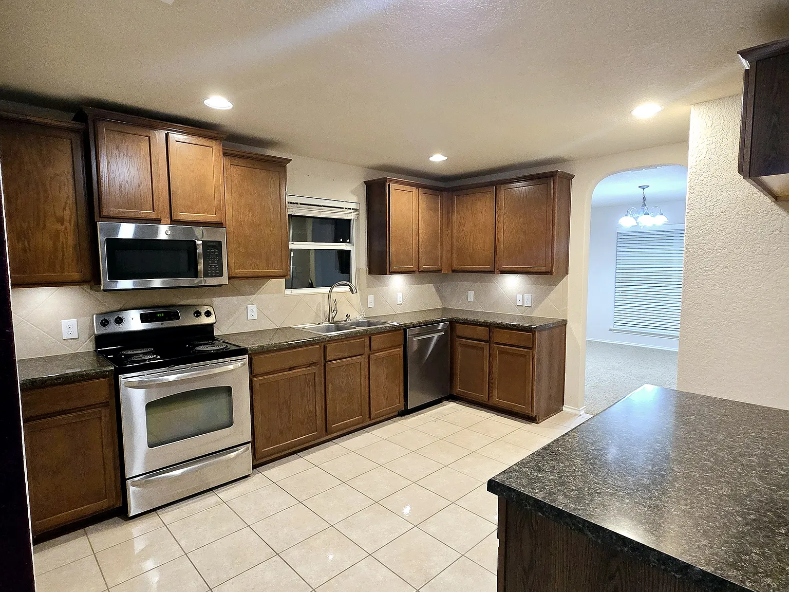3 bed, 2.5 bath, 2128 sqft, $1,900 — Photo 2