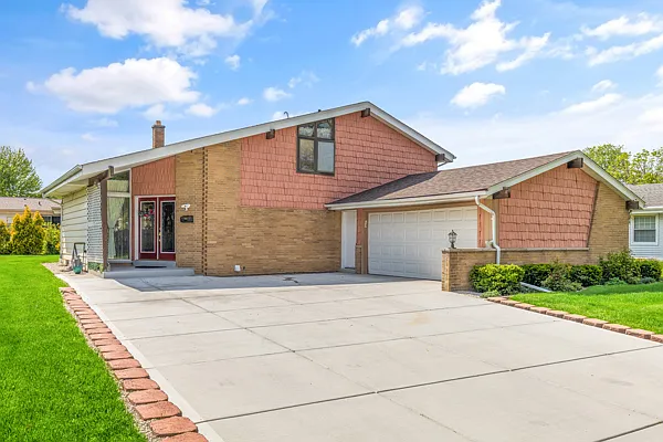 4 bed, 1.5 bath, 2315 sqft, $3,080 — Photo 1