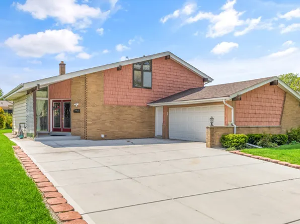 6142 Twin Oak Dr, Greendale, WI 53129