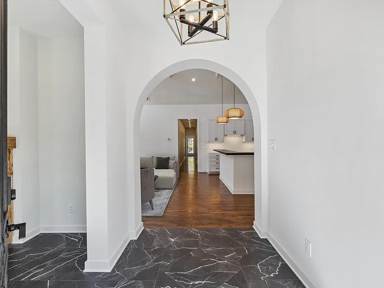 2060 Carr Ave — Photo 5