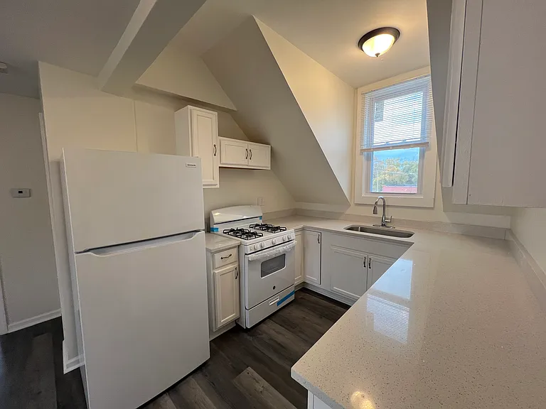 187 E 25th St #2 — Photo 8