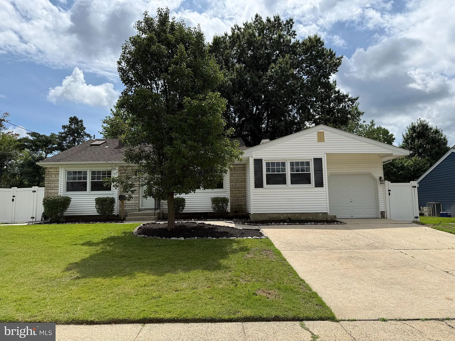 4 bed, 2038 sqft, $2,800 — Photo 2