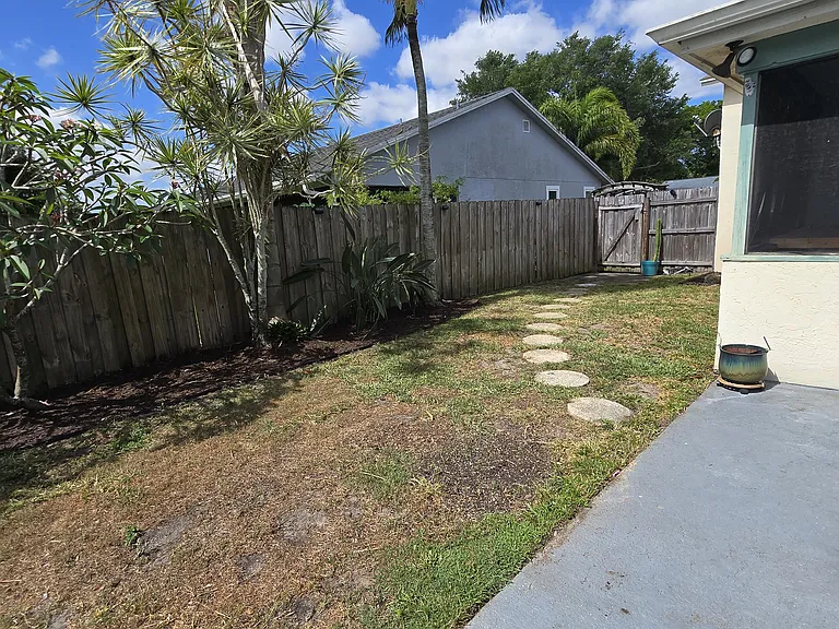 128 Swan Pkwy E — Photo 16