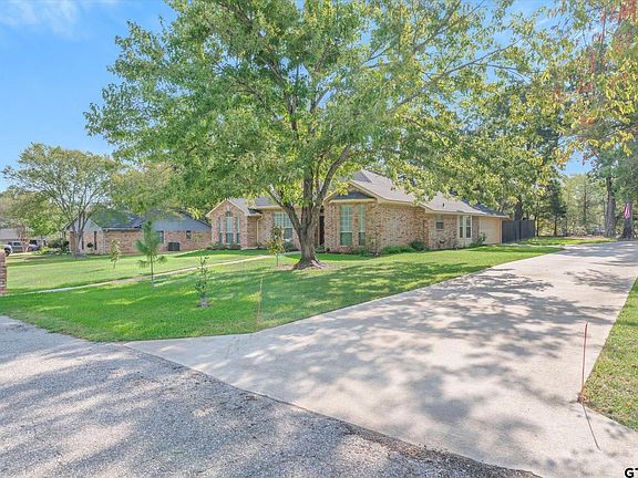 3rd image of 2 Bentwood Cir