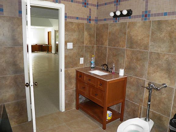 5th image of 10660 Woodedge Dr