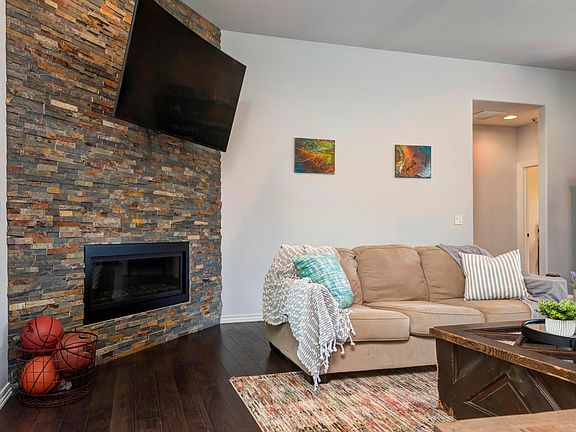 5th image of 135 Troon Cir