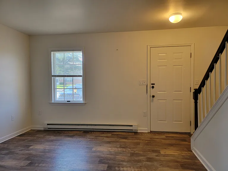 102 Bradford Dr — Photo 2