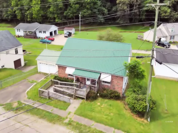 840 N 8th St, McConnelsville, OH 43756