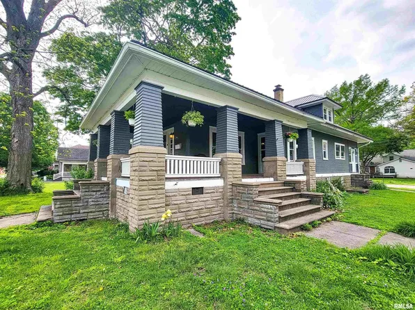 133 E 4th St, Flora, IL 62839