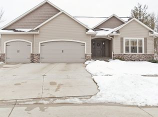 3519 Fitzroy Rd, Hiawatha, IA 52233
