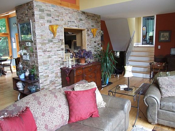 3rd image of 2 Pheasant Ln