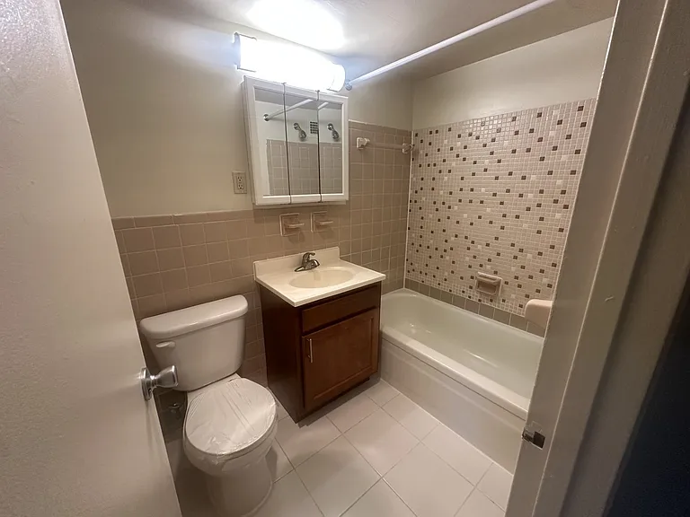 Claridge House — Photo 207