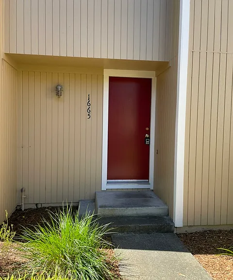 1665 Russell Ave — Photo 16