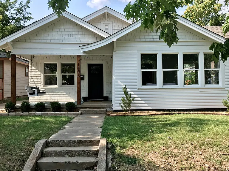 1805 W Park Pl — Photo 1