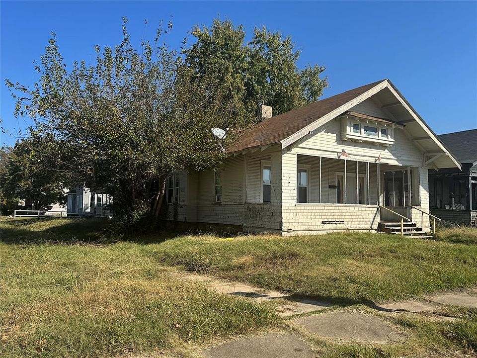 2nd image of 702 E Broadway St