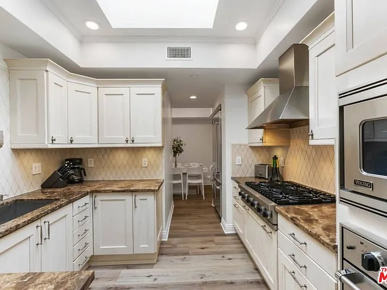 261 S Reeves Dr — Photo 12