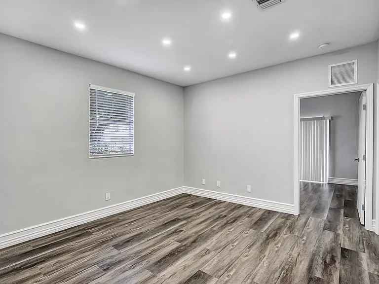 724 SW 9th St — Photo 27
