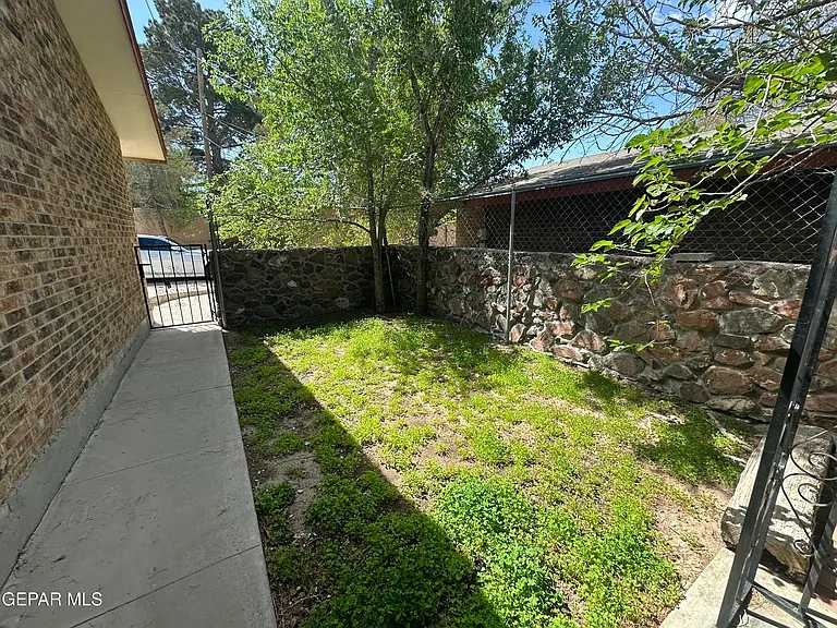504 E University Ave — Photo 19