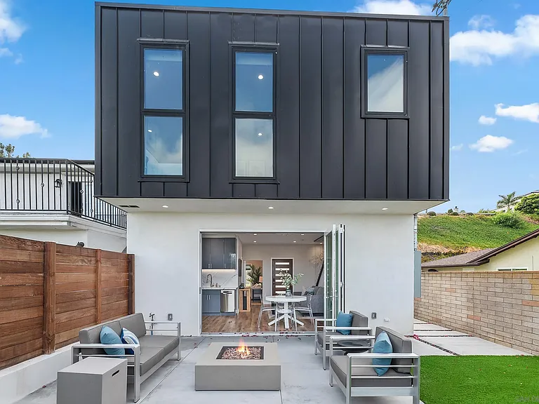 5830 Desert View Dr — Photo 18