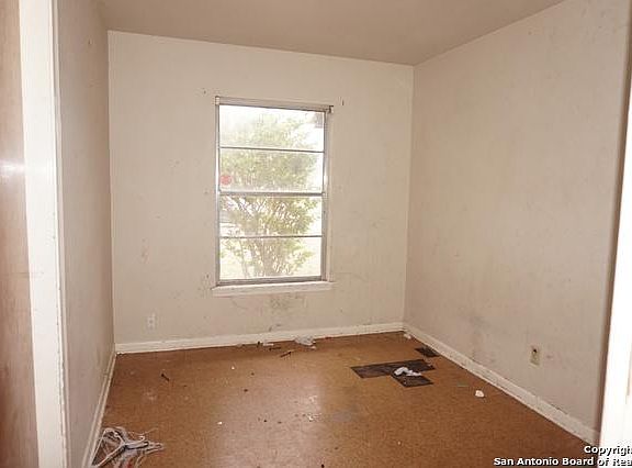 5th image of 203 N Guilford Dr