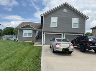 22015 Gracie Dr, Peculiar, MO 64078