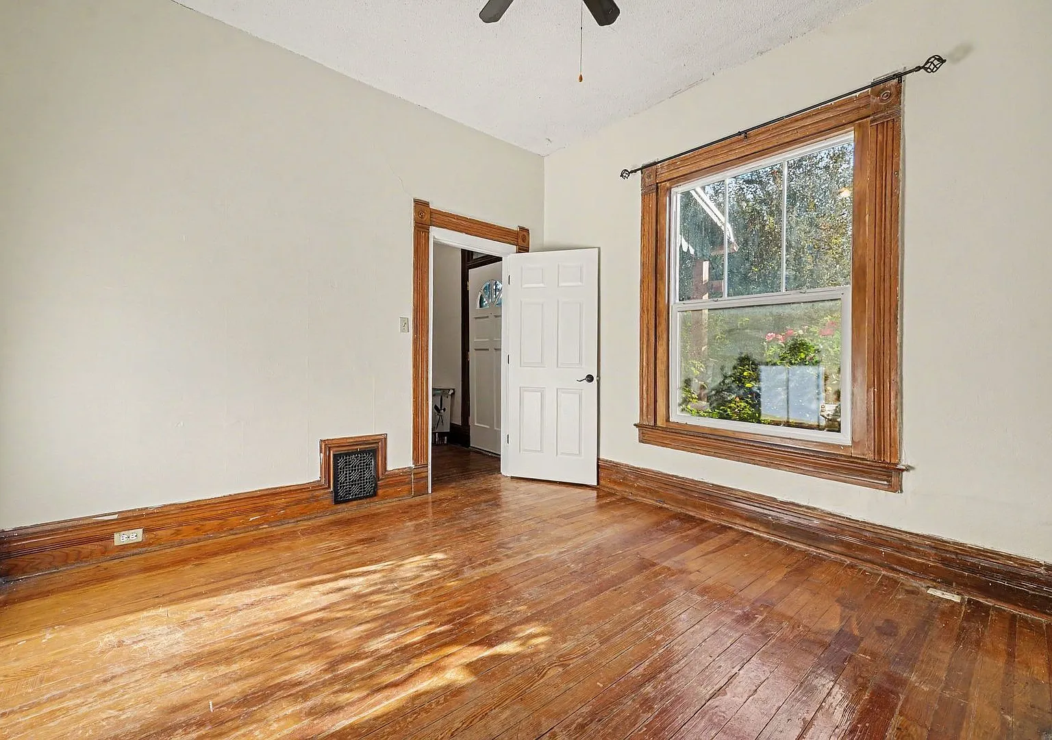 Spacious 4BR/2BA Historic Home | 2,500 Sq Ft | Fenced Yard — Photo 4