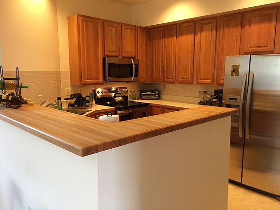 Kitchen with breakfast bar