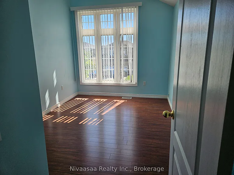 926 Ledbury Cres — Photo 20