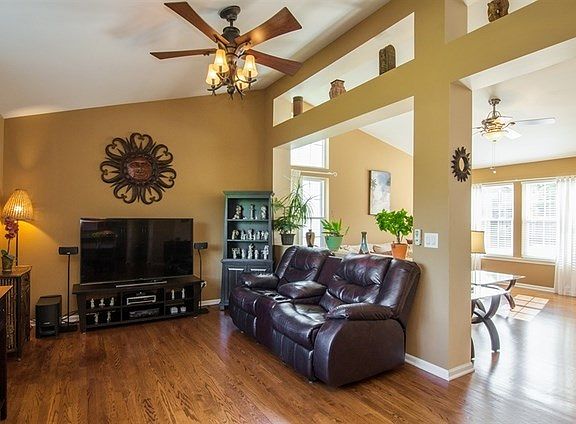 5th image of 2720 Fairfax Ln