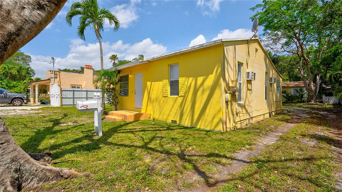 Photo 2 of 26 - 1085 NE 128th Street Front #FRONT - North Miami, FL Building Photo - 1085 NE 128th Street Front #FRONT