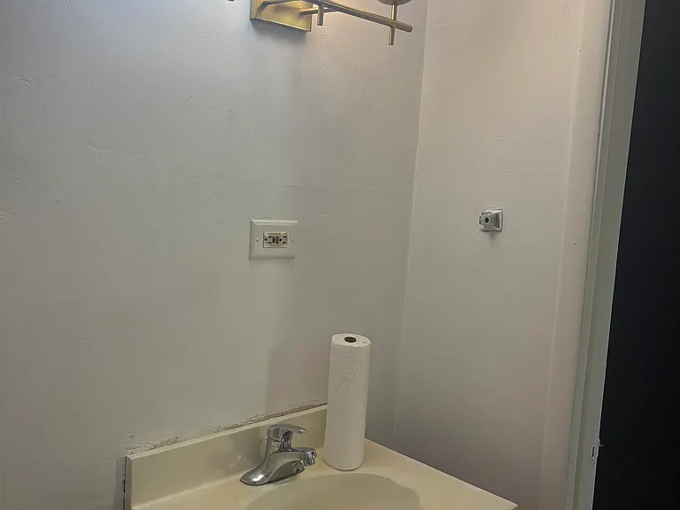 841 Stewart St — Photo 13