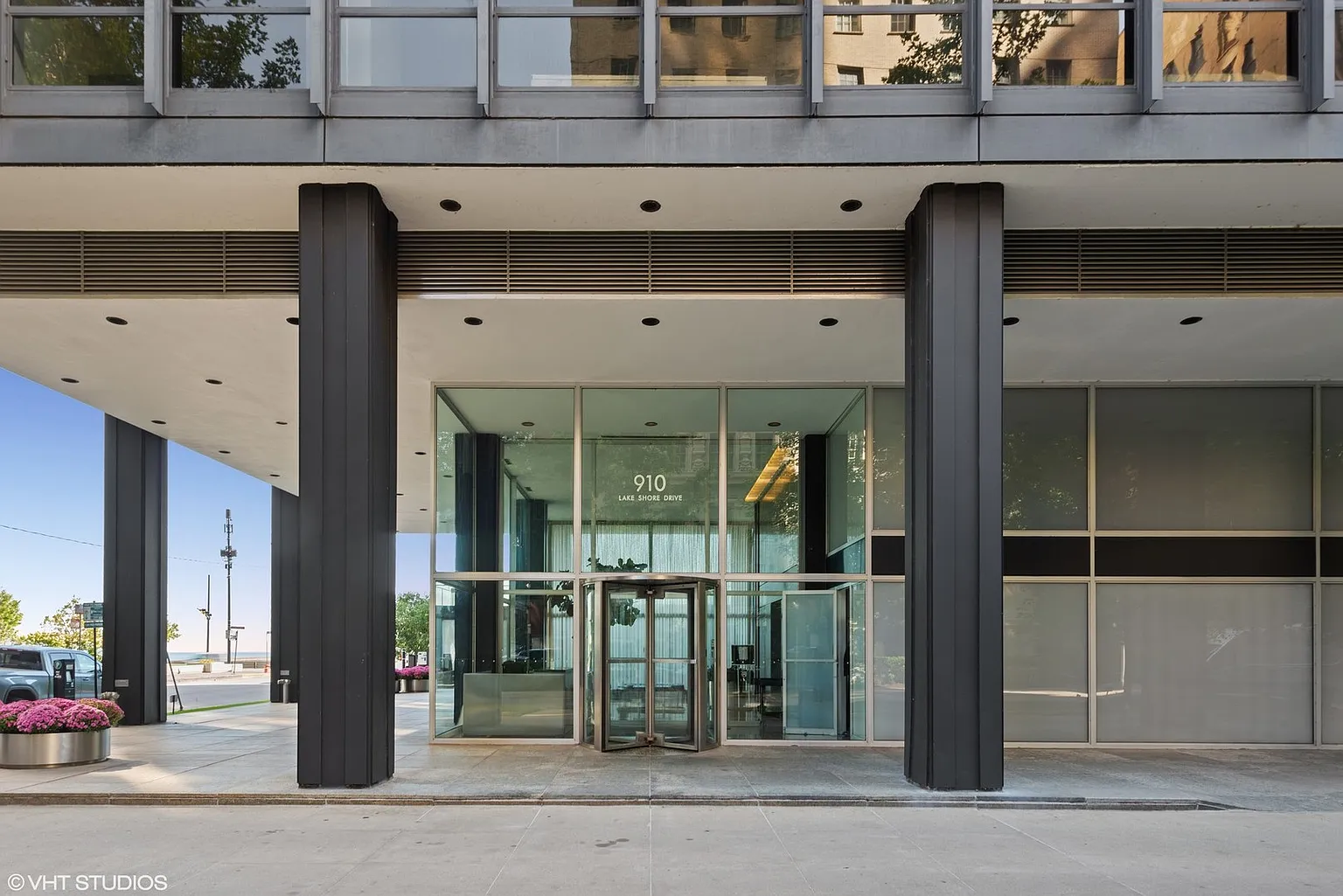 910 N Lake Shore Dr #817 photo 1
