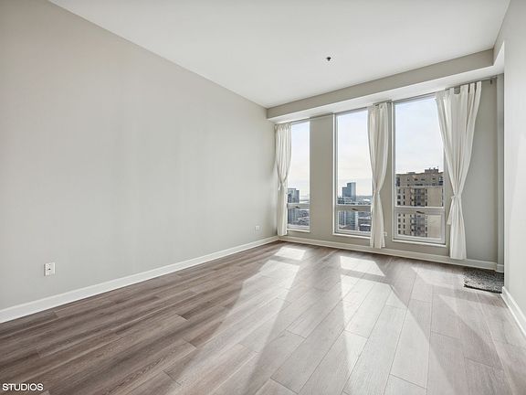 3rd image of 1400 S Michigan Ave APT 2508