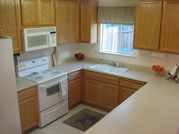 Kitchen, plenty of counter space
