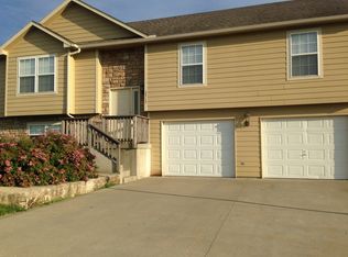 2712 E Chestnut Dr, Tonganoxie, KS 66086