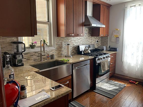 2nd image of 1528 Commonwealth Ave
